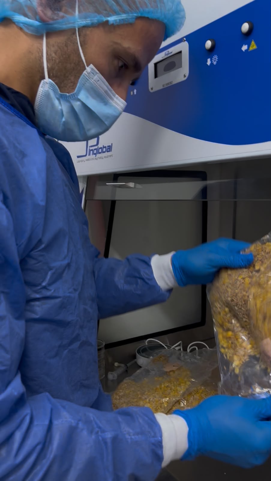 Jesús Cárdenas trabajando en el laboratorio junto al flujo laminar